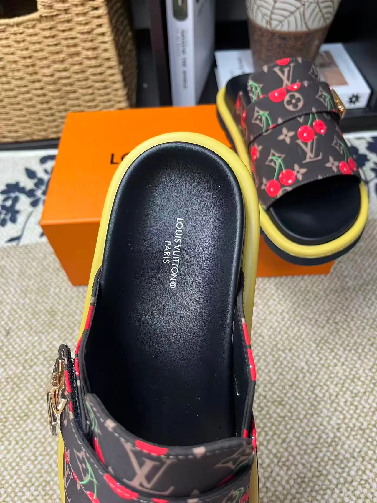 P340 [New Style] [LOUIS VUITTON] Louis Vuitton, LV printing, men's and women's slippers are now on the market, packed in drawer boxes with cloth bags and cards, the upper pattern looks very soft and waxy, and is a super versatile leg slimming tool. Fabric: imported denim/canvas/old fabric, LV hardware LOGO, official website pattern printing, comfortable to wear, feet: high-elastic PU water table. Sole: foam sole, heel height: about 5cm. Code number: 35-46, 35, 45, 46 are custom-made and non-returnable. Color: multiple colors and styles available.